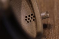 《大蘊(yùn)漢瓦》宜興紫砂壺助理工藝美術(shù)師手工刻繪茶壺茶具頂級(jí)蟹殼青漢瓦