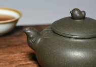 《鳥(niǎo)語(yǔ)花香》宜興紫砂壺高級(jí)工藝美術(shù)師手工蟹殼青段泥泡茶壺茶具