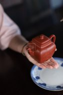 《鳴遠四方》宜興紫砂壺工藝美術師手工大紅袍鳴遠四方