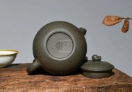 《鳥(niǎo)語(yǔ)花香》宜興紫砂壺高級(jí)工藝美術(shù)師手工蟹殼青段泥泡茶壺茶具