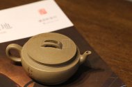 《大蘊(yùn)漢瓦》宜興紫砂壺助理工藝美術(shù)師手工刻繪茶壺茶具頂級(jí)蟹殼青漢瓦
