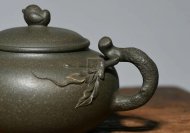 《鳥(niǎo)語(yǔ)花香》宜興紫砂壺高級(jí)工藝美術(shù)師手工蟹殼青段泥泡茶壺茶具