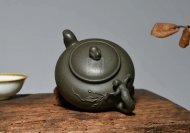 《鳥(niǎo)語(yǔ)花香》宜興紫砂壺高級(jí)工藝美術(shù)師手工蟹殼青段泥泡茶壺茶具
