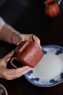 《鳴遠四方》宜興紫砂壺工藝美術師手工大紅袍鳴遠四方