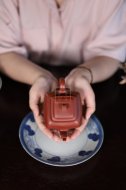 《鳴遠四方》宜興紫砂壺工藝美術師手工大紅袍鳴遠四方