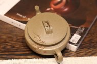 《大蘊(yùn)漢瓦》宜興紫砂壺助理工藝美術(shù)師手工刻繪茶壺茶具頂級(jí)蟹殼青漢瓦