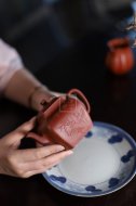 《鳴遠四方》宜興紫砂壺工藝美術師手工大紅袍鳴遠四方